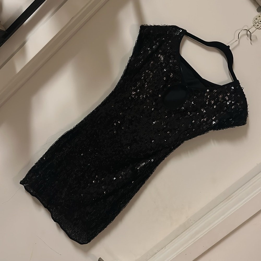 Black sequins dress perfect for New Year’s Eve - Picture 3 of 7